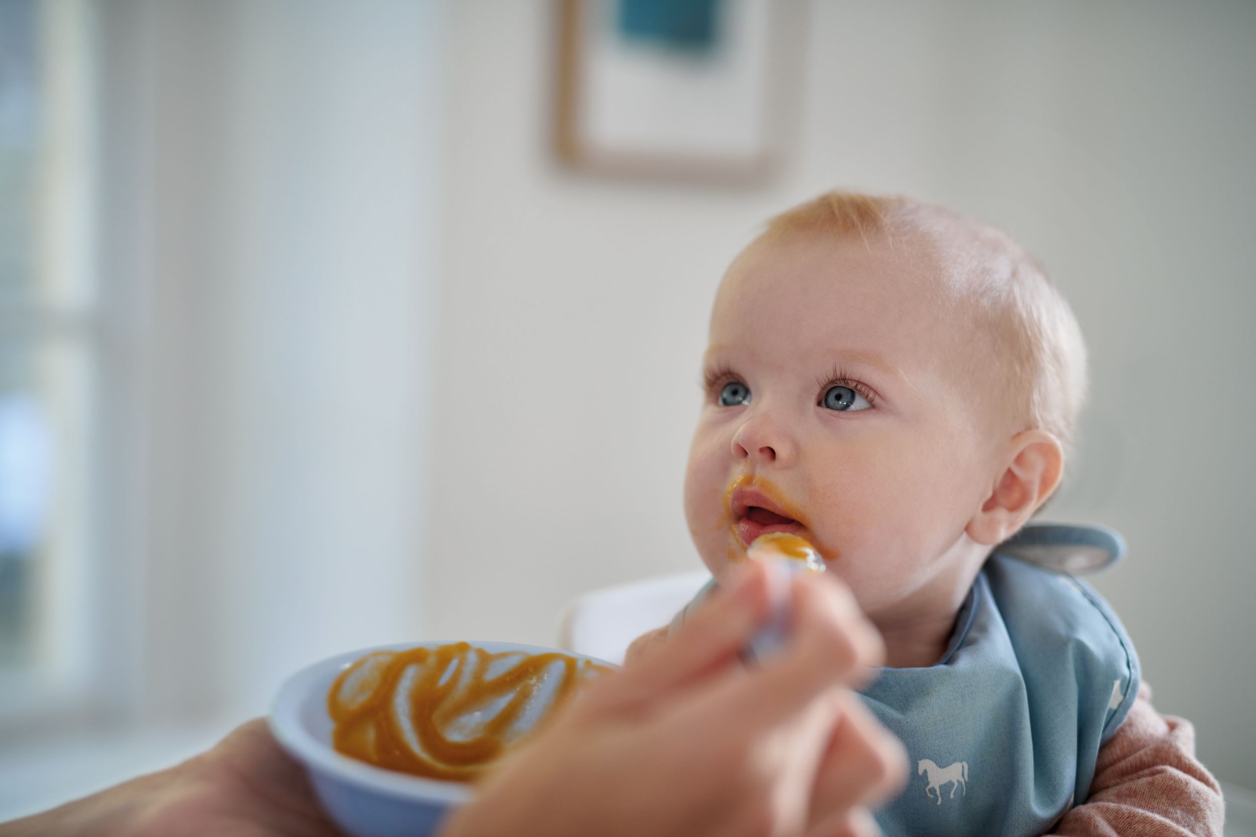 Kudikiu maitinimas. Kudikis yra maitinamas saukstu