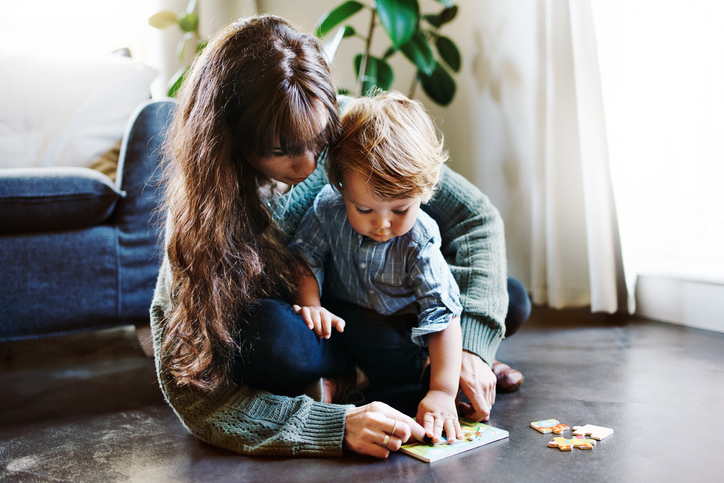 Mamma spēlējas ar savu mazuli. Omega 3